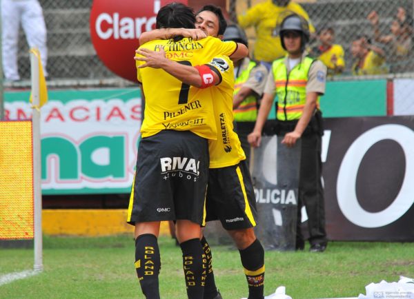 Matías Oyola anotó su primer gol como ecuatoriano, el que lo celebra.