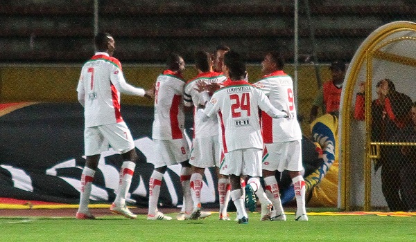 Los jugadores de Liga de Loja celebran el sorpresivo gol de apertura.