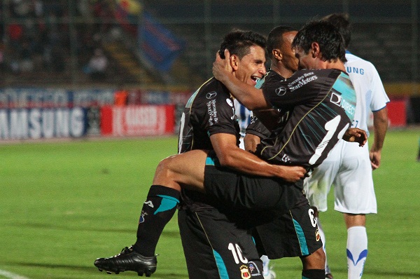 Luis F. Saritama (izq.) y Matías Alustiza (der.), ambos anotadores de goles, celebran la tercera conquista.