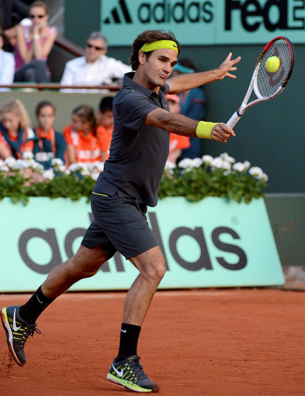 El suizo Federer avanza con solvencia.