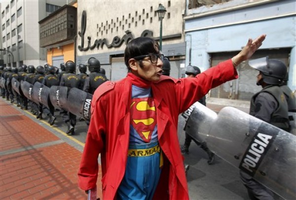 PERU-SUPERMAN CALLEJERO