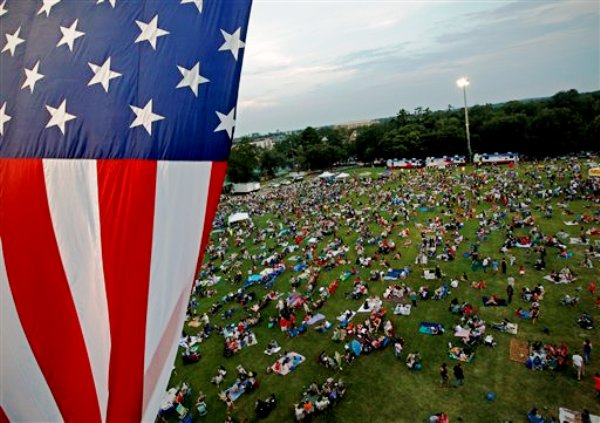 Una bandera estadounidense flamea sobre una extensa pradera durante las celebraciones que realiza la Universidad de la Florida el martes 3 de julio del 2012, en la víspera del Día de la Independencia de Estados Unidos, en Gainesville, Florida. (Foto AP/The Gainesville Sun, Matt Stamey)