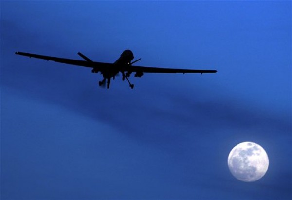 En esta foto de archivo del 31 de enero de 2010, un avión estadounidense no tripulado Predator vuela sobre la Base Aérea de Kandahar, en el sur de Afganistán, en una noche de luna. El creciente uso de aviones no tripulados tipo "drone" por parte del gobierno de Barack Obama para matar a sospechosos de terrorismo enfrenta una amplia oposición en todo el mundo, según un estudio del Centro de Investigación Pew sobre la imagen de Estados Unidos en el extranjero. (AP foto/Kirsty Wigglesworth, File)