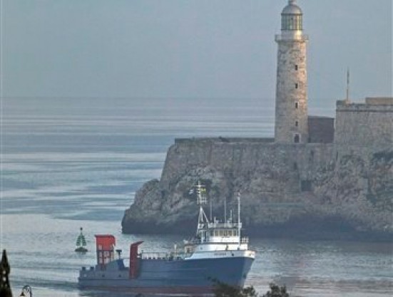 El buque de carga "Ana Cecilia" llega a la bahía de La Habana, Cuba, en la mañana del viernes 13 de julio de 2012. El Ana Cecilia es el primer barco en medio siglo que transporta artículos humanitarios de manera directa de Miami a La Habana. (Foto AP/Franklin Reyes)