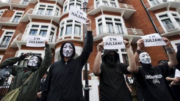 Seguidores y activistas de Julian Assange afuera de la Embajada Ecuatoriana en Londres en una protesta a favor de los Derechos Humanos