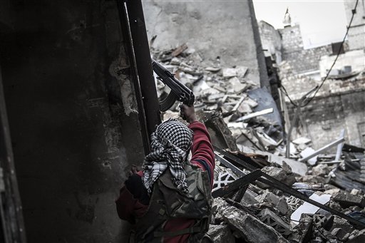 En esta foto del 25 de octubre del 2012, un rebelde sirio dispara contra posiciones enemigas en el vecindario de Karmal Jabl en Alepo (AP foto/Narciso Contreras)