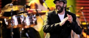 El cantante dominicano Juan Luis Guerra en el 53º Festival Internacional de la Canción de Viña del Mar en Viña del Mar Chile, en una fotografía del 27 de febrero de 2012. Juan Luis Guerra y Juanes se presentarán en un concierto en el Barclays Center de Brooklyn el 24 de noviembre cuyas ganancias serán destinadas en su totalidad a las víctimas del huracán Sandy. (Foto AP/Jorge Saenz, archivo)
