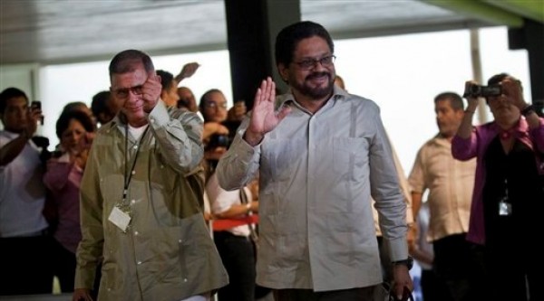 Ivan Márquez, a la derecha, y Ricardo Tellez, miembros del equipo negociador de las Fuerzas Armadas Revolucionarias de Colombia (FARC), saludan al arribar a las conversaciones de paz en La Habana, Cuba, el lunes 19 de noviembre de 2012.(AP foto/Ramon Espinosa)