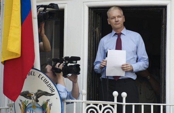Julian Assange anunciando su asilo político el 19 de Junio del 2012