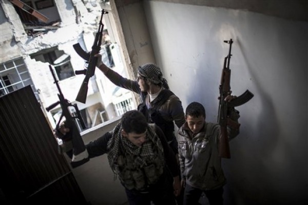 Miembros del Ejército Libre de Siria gesticulan luego de combates en Alepo, Siria, el jueves 3 de enero de 2013. El ejército sirio bombardeó el viernes 4 de enero de 2013 las afueras de Damasco y otras áreas a lo largo y ancho del país, dijeron activistas. (AP foto/ Andoni Lubaki)
