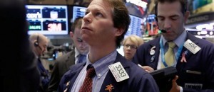 Varios operadores observan movimientos en los indicadores para tomar decisiones en la Bolsa de Valores de Nueva York. El mercado neoyorquino terminó con pérdidas el lunes 11 de febrero de 2013. La imagen corresponde al viernes 8 en Wall Street. (Foto AP/Richard Drew)