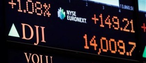 El promedio industrial Dow Jones regresa por abajo de los 14.000 el lunes 4 de febrero de 2013 en lo que fue el peor día de Wall Street en el incipiente año. La imagen corresponde al viernes 1 cuando el Dow cerró por arriba de los 14.000 enteros. (Foto AP/Richard Drew)