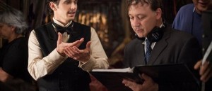 El actor James Franco, a la izquierda, y el director Sam Raimi en el escenario de ?Oz the Great and Powerful?. Disney estrenó la precuela de la película de 1939 con gran éxito, se informó el domingo 10 de marzo de 2013. (Foto AP/Disney Enterprises, Merie Weismiller Wallace, Archivo)