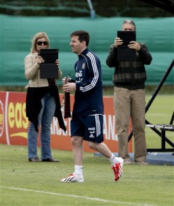 El jugador de Argentina, Lionel Messi, centro, sale de la cancha tras una práctica el martes, 19 de marzo de 2013, en Buenos Aires. (AP Photo/Eduardo Di Baia)