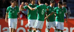 El jugador de Bolivia, Marcelo Martins, segundo desde la izquierda, festeja un gol contra Argentina en las eliminatorias mundialistas el martes, 26 de marzo de 2013, en La Paz. (AP Photo/Martin Mejia)