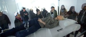 La actriz Tilda Swinton en su pieza âThe Maybeâ en el Museo de Arte Moderno de Nueva York en una fotografÃ­a del 25 de marzo de 2013. En âThe Maybeâ presentada por primera vez en la galerÃ­a Serpentine de Londres en 1995, Swinton duerme en una caja de cristal por un dÃ­a. (Foto AP/Richard Drew)