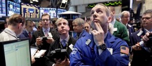Varios agentes bursátiles sopesan oportunidades en la Bolsa de Valores de Nueva York el viernes 1 de marzo de 2013. El mercado neoyorquino cerró con ganancias luego de que un incremento en la manufactura estadounidense se sobrepuso al riesgo de posibles recortes en el gasto del gobierno de Estados Unidos. (Foto AP/Richard Drew)