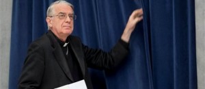 El portavoz vaticano, reverendo Federico Lombardi, a su llegada a una conferencia de presna en el Vaticano, el viernes 15 de febrero de 2013, en la que habló sobre la aprobación del papa Benedicto XVI al nombramiento del ejecutivo alemán Ernst von Freyberg como nuevo presidente del banco vaticano. (AP Foto/Andrew Medichini)