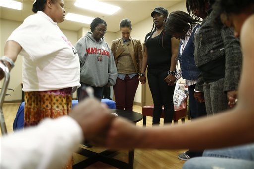 La cantante Alicia Keys participa en una oración con mujeres VIH positivo al visitar un grupo de apoyo para mujeres con VIH en el Centro Médico Unido en Washington, el lunes 15 de abril de 2013. Keys trabaja con la Fundación Familia Kaiser en la campaña "Empowered" para educar a mujeres sobre VIH y sida. (Foto AP /Charles Dharapak