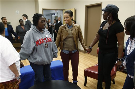 La cantante Alicia Keys participa en una oración con mujeres VIH positivo al visitar un grupo de apoyo para mujeres con VIH en el Centro Médico Unido en Washington, el lunes 15 de abril de 2013. Keys trabaja con la Fundación Familia Kaiser en la campaña "Empowered" para educar a mujeres sobre VIH y sida. (Foto AP /Charles Dharapak)