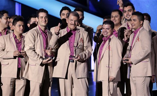 La Arrolladora Banda el Limón de René Camacho acepta el Premios Billboard de la Música Latina al dúo o grupo regional mexicano del año, álbum, el jueves 25 de abril del 2013 en Coral Gables, Florida. (AP Foto/Alan Díaz)