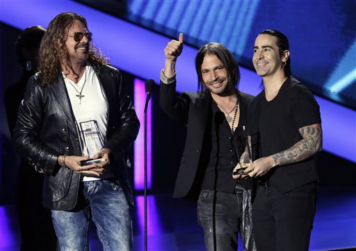 El grupo Maná recibe el Premio Billboard de la Música Latina al dúo o grupo "Latin Pop" del año, álbum en Coral Gables, Florida, el jueves 25 de mayo del 2013. (AP Foto/Alan Díaz)