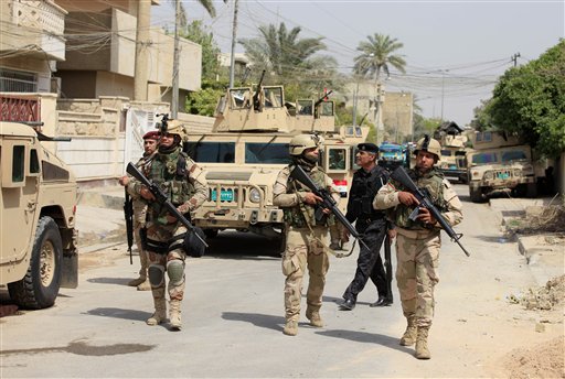 Soldados iraquíes recorren el distrito de Adhamiya en Bagdad, Irak, el jueves 18 de abril de 2013. Un atacante suicida detonó el jueves un artefacto explosivo en un concurrido café del oeste de Bagdad, causando la muerte de por lo menos 26 personas. (Foto AP/Karim Kadim)