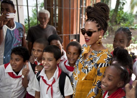 Beyonce se toma fotos con niños cubanos en su visita a la Isla por el quinto aniversario de su matrimonio.