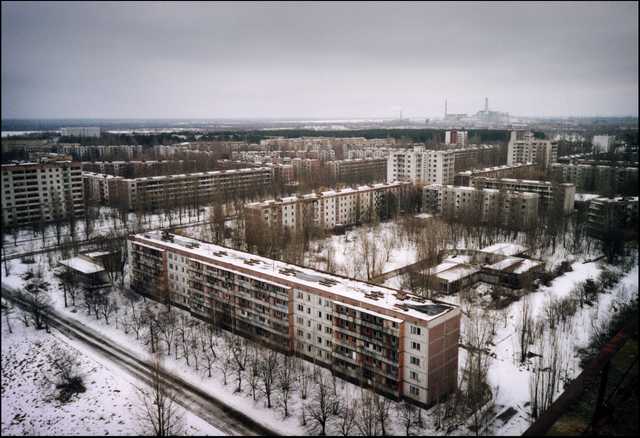 Vista de la ciudad abandonada de Pripiat (Ucrania), antiguo hogar de los trabajadores de la central de Chernóbil, hoy, martes 23 de abril de 2013. El próximo 26 de abril se cumplen 27 años del accidente nuclear de Chernóbil. La central fue clausurada en el año 2000, pero aún acoge combustible nuclear, por lo que los ecologistas todavía la consideran una amenaza latente. EFE