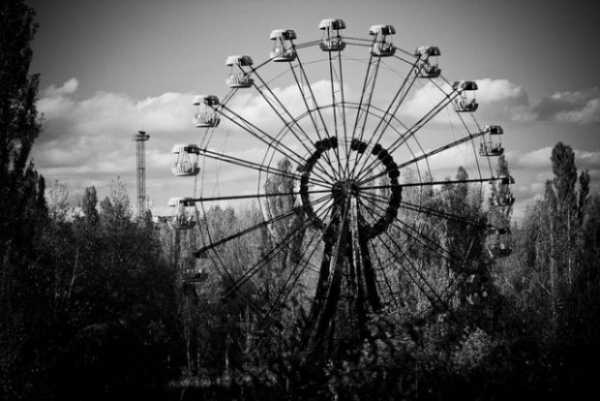 El fatídico accidente nuclear de Chernobyl obligó a los habitantes de Pripyat a abandonar su ciudad a la carrera dejando tras de sí absolutamente todo. Las descoloridas atracciones de feria todavía destacan sobre el fondo gris de una ciudad muerta.
