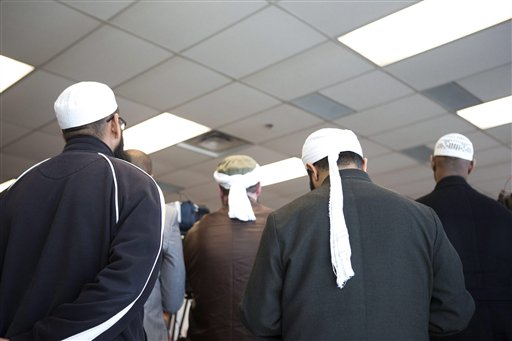 Representantes de la comunidad islámica asisten a una conferencia de prensa en Toronto, Canadá, el lunes 22 de abril de 2013, en la que la policía anuncia el arresto de dos árabes acusados de planear un ataque terrorista contra un tren de pasajeros. (AP Foto/The Canadian Press, Chris Young)