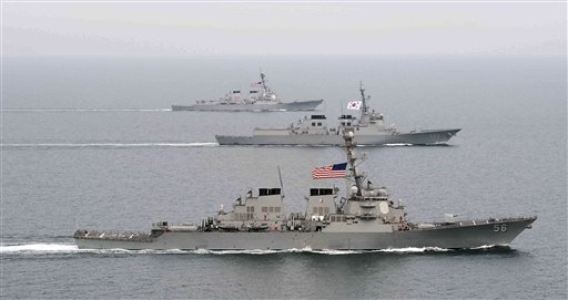 Barcos de guerra de Corea del Sur y Estados Unidos participan en ejercicios militares conjuntos en aguas surcoreanas en esta fotografía de archivo del 17 de marzo de 2013 y difundida por la Armada de Corea del Sur vía la agencia noticiosa Yonhap el 18 de marzo de 2013. (Foto AP/Armada de Corea del Sur vía Yonhap, Archivo)