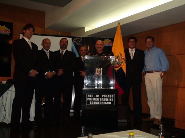 El NEE-01 PEGASO, el primer satélite ecuatoriano y sus creadores:  Ronnie Nader, Sidney Drouet, Hector Carrion, Ricardo Allú, y Manuel Uriguen