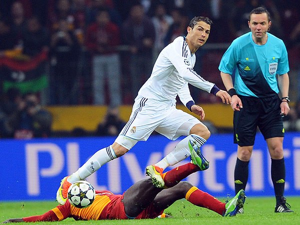 Cristiano Ronaldo pelea una bola, contra un defensa del Galatasaray.