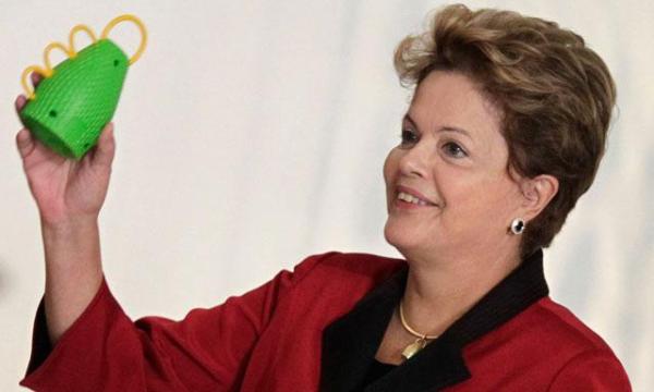 Dilma Rousseff presentando a La Caxirola. 