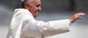 El papa Francisco sale de la Plaza de San Pedro, en el Vaticano, después de celebrar la santa misa el domingo 28 de abril de 2013. Francisco, un nuevo papa de América Latina que desea crear "una Iglesia para los pobres", está alimentando esperanzas entre los defensores de la teología de la liberación, un movimiento de activismo social que alarmó a otros papas al desplazarse a tendencias izquierdistas. (AP foto/Andrew Medichini)