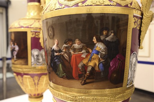 Detalle de un raro jarrón ruso elaborado en 1833 en la Fábrica Imperial de Porcelana de Rusia, y exhibido en la galería Dallas Auction Gallery, en Texas, el 4 de abril de 2013. Los dos jarrones se vendieron por 2,7 millones de dólares el 11 de abril. (Foto AP/LM Otero)