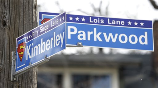 Los letreros de las calles donde vivía Jerry Siegel, uno de los creadores de Superman, en el barrio de Glenville en Cleveland el martes 2 de abril de 2013. (Foto AP /Tony Dejak)