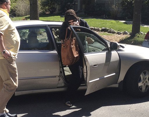 Katherine Russell Tsarnaev, esposa de Tamerlan Tsarnaev, el sospechoso muerto tras los bombazos en Boston, baja de un coche en la casa de los padres de ella en North Kingstown, Rhode Island, el domingo 21 de abril de 2013. A la izquierda el padre de ella, Warren Russell. Las autoridades han pedido hablar con Katherine Russell. (AP Foto/Katie Zezima)