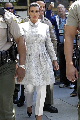 Kim Kardashian sale de la Corte Superior de Los Angeles tras una audiencia por su divorcio de Kris Humphries, el viernes 12 de abril de 2013. Humphries, alero de los Nets de Brooklyn no asistió a la audiencia. (Foto AP/Reed Saxon)