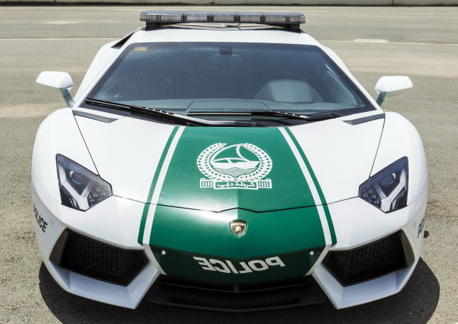 DUBAI, 11/04/2013.- Imagen cedida por la oficina de la Policía de Dubai, que muestra al Lamborghini Aventador, el nuevo coche que usará la policía de Dubai, Emiratos Árabes Unidos hoy, jueves 11 de abril de 2013. Este modelo, valorado en 420.000 euros, puede alcanzar los 349 km/h. EFE/Policía de Dubai