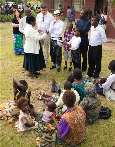 Madonna, centro, durante un recorrido por el orfanato Mphandura cerca de Lilongüe, Malaui, el viernes 5 de abril de 2013. (Foto AP/Thoko Chikondi)