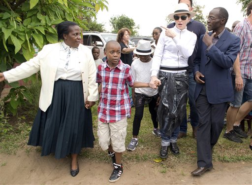 Madonna y sus hijos David Banda, centro, y Mercy James durante un recorrido por el orfanato Mphandura cerca de Lilongüe, Malaui, el viernes 5 de abril de 2013. (Foto AP/Thoko Chikondi)