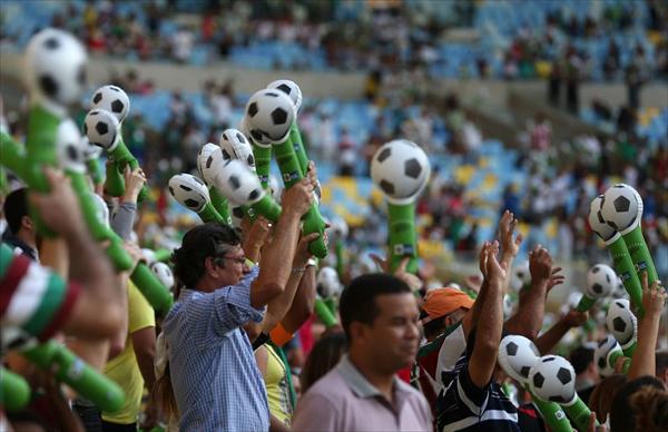 El mítico Maracaná, en un lleno espectacular, en un partido amistoso entre los amigos de Ronaldo y Bebeto. 
