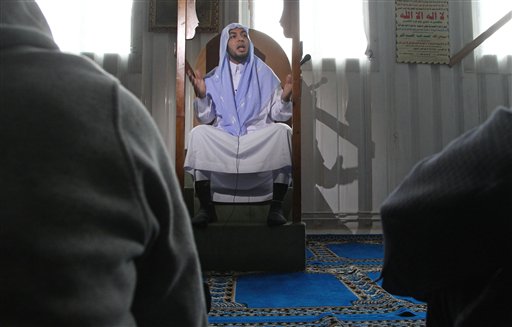 En esta fotografía tomada el viernes 26 de abril de 2013, el imán Mohamed el Tamamy predica en una mezquita de Bruselas. En diversas partes de Europa, decenas de jóvenes islamistas han respondido al llamado para tomar las armas y luchar contra el régimen sirio, una causa que está a sólo unas horas de vuelo. (Foto AP/Yves Logghe)