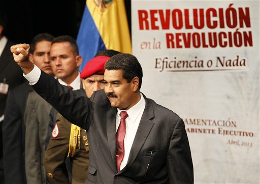 El presidente venezolano Nicolás Maduro levanta un puño durante una ceremonia en Caracas, el lunes 22 de abril de 2013. El viernes 26, Maduro anunció que viajará a Cuba para ratificar la alianza estratégica entre ambos países (AP Foto/Ariana Cubillos)