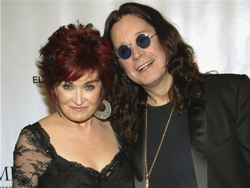 Sharon y Ozzy Osbourne posan al llegar a una gala benéfica de la Fundación de Elton John para el SIDA, el 25 de septiembre del 2007 en Nueva York. Osbourne negó el martes 16 de abril del 2013 rumores de que él y Sharon se estén divorciando, y se disculpó con su familia por haber recaído en las drogas y el alcohol. (AP Foto/Evan Agostini)