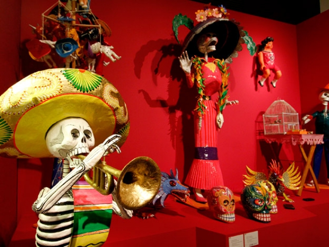 Entre otras de las piezas en exposición se encuentran estas figuras representativas del Día de los Muertos celebrado en México.