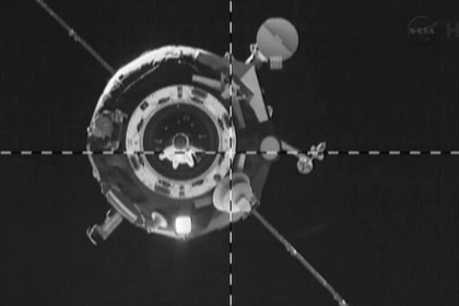 La Progress M-19M apunto de acoplarse con la ISS. Se aprecia la antena no desplegada en la parte inferior (NASA TV).