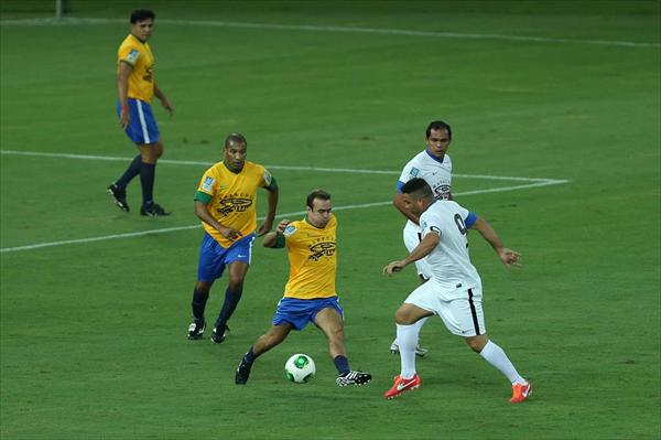 Ronaldo disputando un balón en la inauguración del Maracaná, donde su equipo ganó 8-5.
